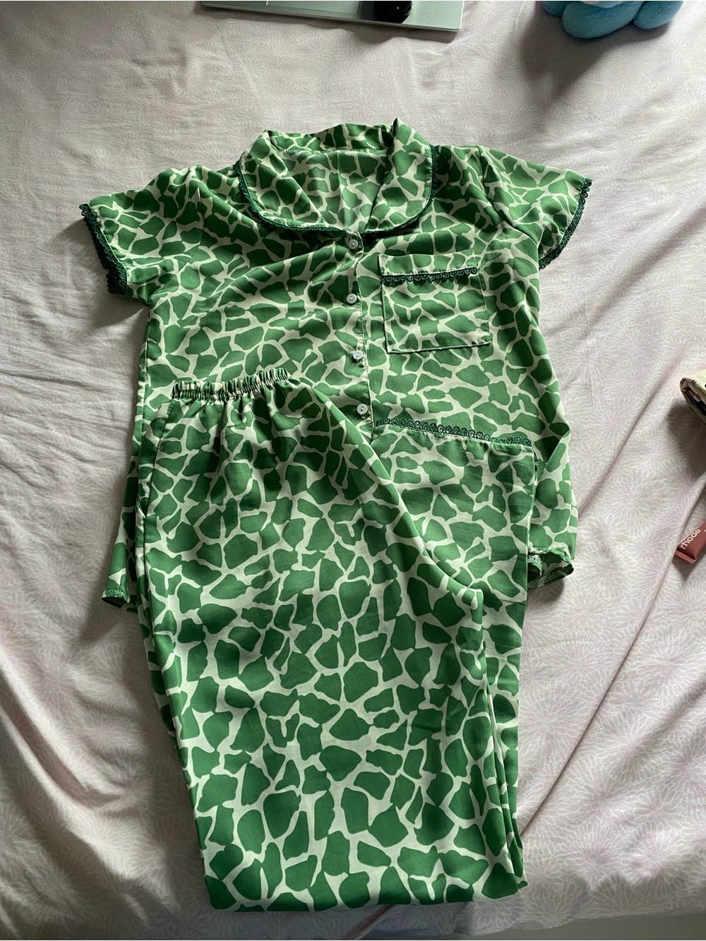 Green Giraffe-Print Short Sleeve Pajama Set